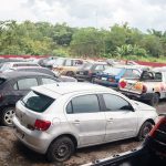 Pátio do Detran-AM com carros apreendidos.