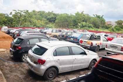 Pátio do Detran-AM com carros apreendidos.