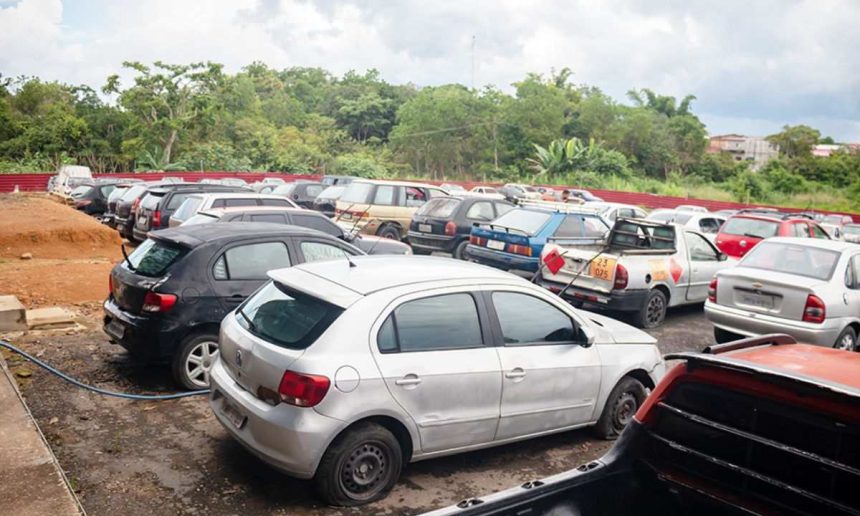 Pátio do Detran-AM com carros apreendidos.
