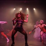 Performers no palco do Teatro Gebes Medeiros durante o espetáculo 'Sebastião'