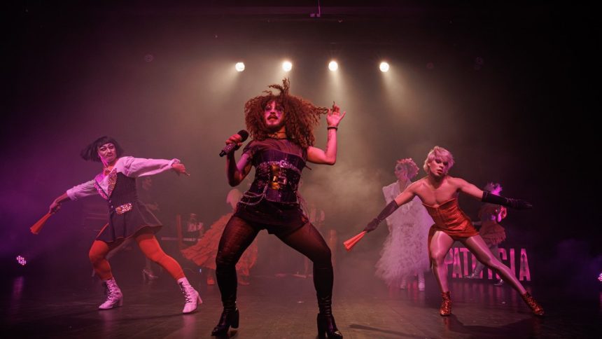Performers no palco do Teatro Gebes Medeiros durante o espetáculo 'Sebastião'