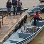 Pescadores e barcos em ação durante mutirão de crédito rural no Amazonas.