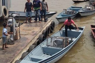 Pescadores e barcos em ação durante mutirão de crédito rural no Amazonas.