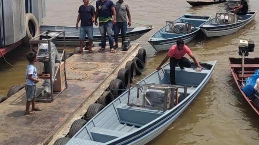 Pescadores e barcos em ação durante mutirão de crédito rural no Amazonas.