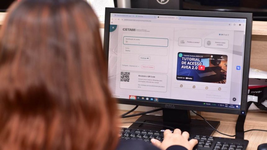 Pessoa acessando plataforma online CETAM para inscrição em cursos de qualificação profissional