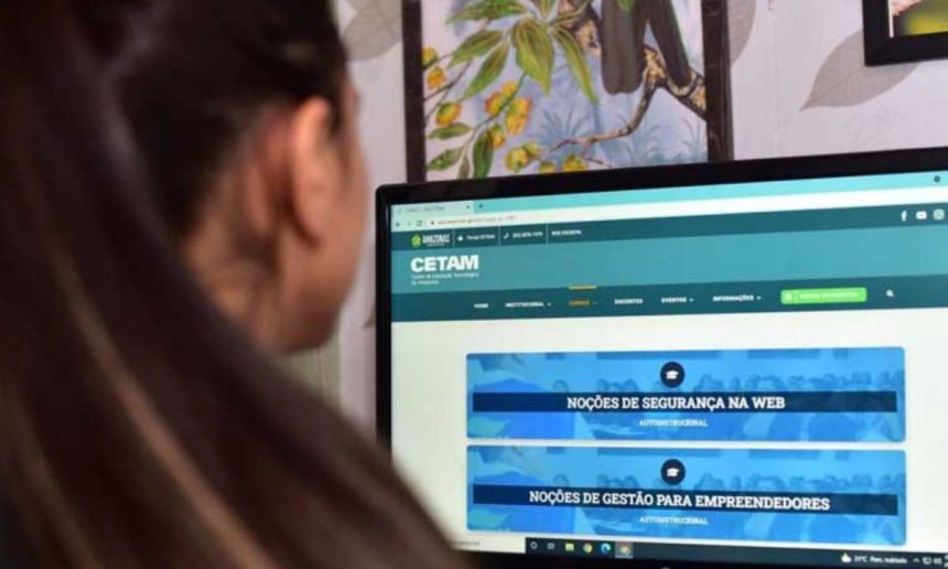 Pessoa olhando para a tela do computador com o site do Cetam aberto, anunciando cursos gratuitos EaD.