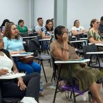 Pessoas em sala de aula participando de um curso em Manaus