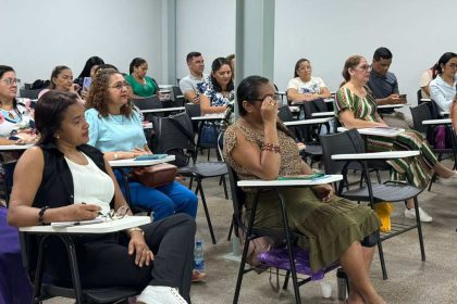 Pessoas em sala de aula participando de um curso em Manaus