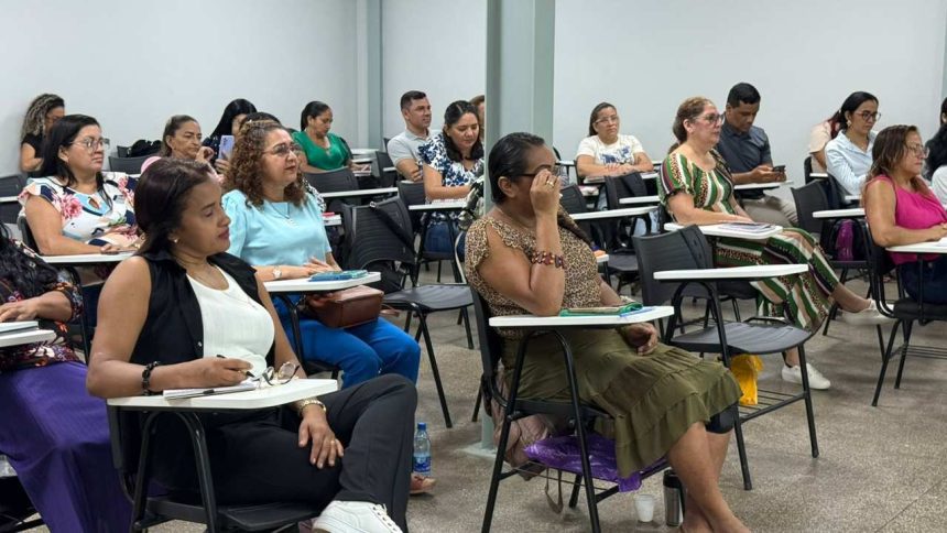 Pessoas em sala de aula participando de um curso em Manaus