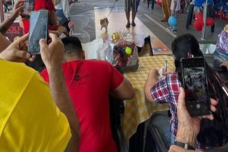 Pessoas fotografando um cão em um evento Pet.