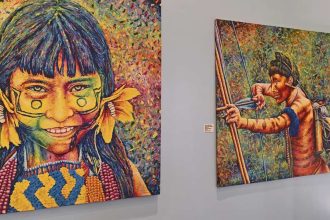Pinturas vibrantes de indígenas amazônicos, em exposição artística.