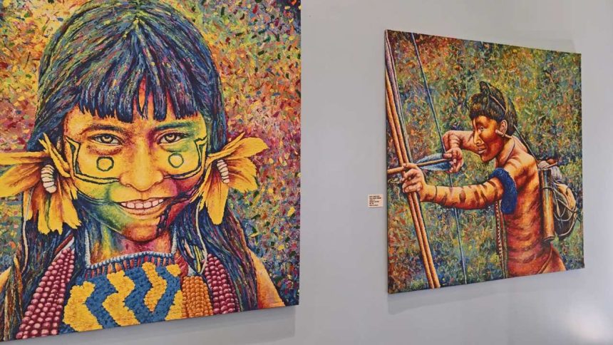 Pinturas vibrantes de indígenas amazônicos, em exposição artística.