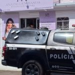 Polícia Civil em frente a clínica de estética Ana Paula Miranda em Tefé, Amazonas. Prisão por exercício ilegal da medicina.