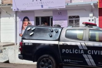 Polícia Civil em frente a clínica de estética Ana Paula Miranda em Tefé, Amazonas. Prisão por exercício ilegal da medicina.