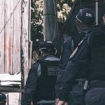 PolÃcia militar em ação durante uma operação de segurança.