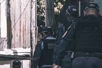 Polícia militar em ação durante uma operação de segurança.