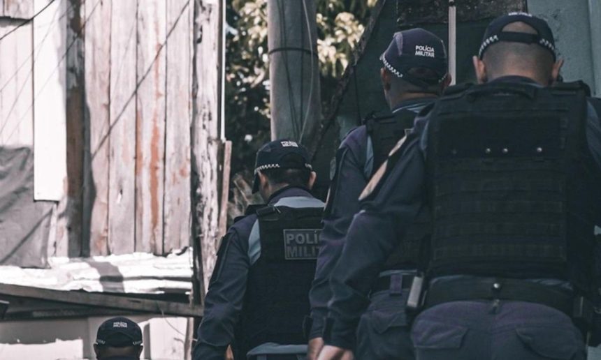 PolĂcia militar em ação durante uma operação de segurança.