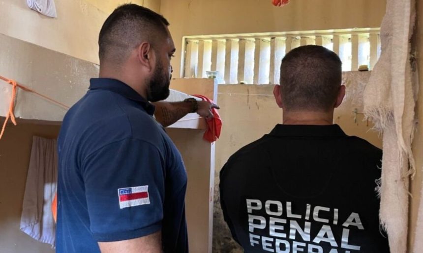 Polícia Penal Federal em ação no CDPM 2 durante a Operação Mute.