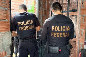 Policiais federais durante operação da Polícia Federal