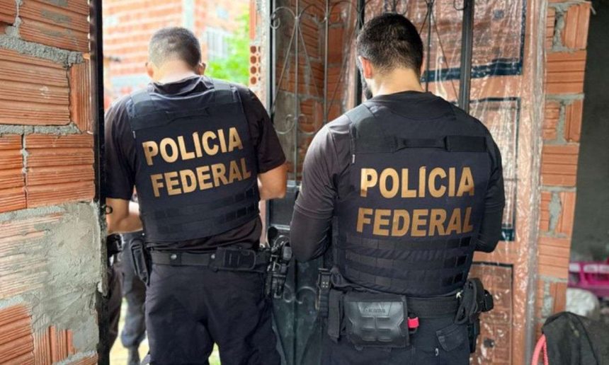 Policiais federais durante operação da Polícia Federal
