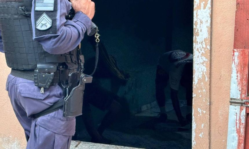 Policial em cena de crime com evidências de violência em residência.