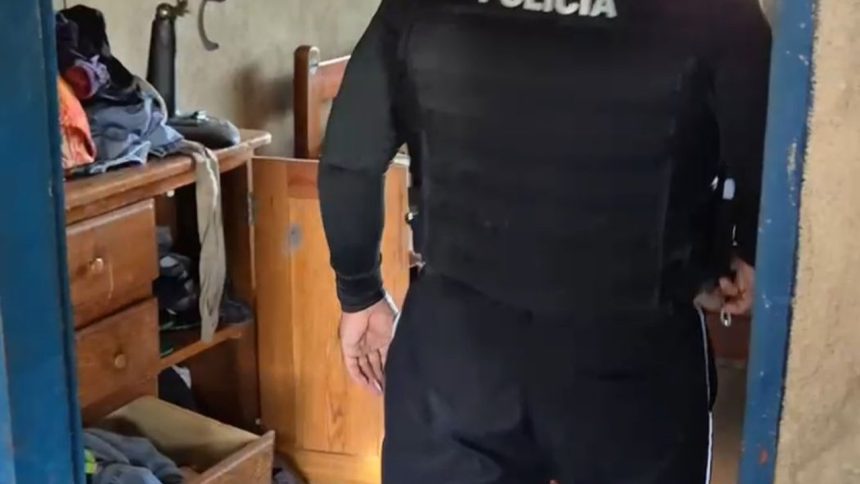 Policial fardado em ação, entrando em cômodo.