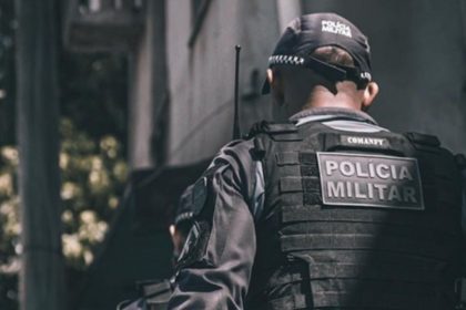 Policial militar de costas, vestindo uniforme tático