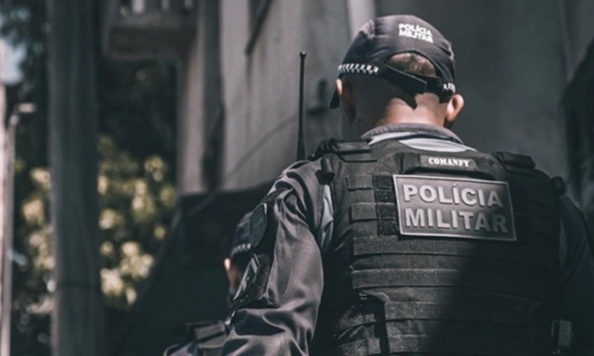 Policial militar de costas, vestindo uniforme tático