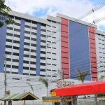 Prédio da Fametro em Manaus, com fachada colorida e céu azul ao fundo.