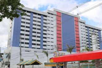 Prédio da Fametro em Manaus, com fachada colorida e céu azul ao fundo.