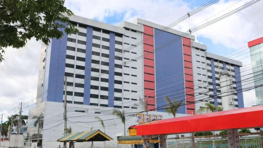 Prédio da Fametro em Manaus, com fachada colorida e céu azul ao fundo.