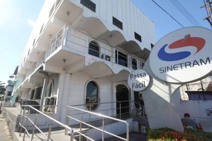 Prédio do Sinetram em Manaus, com placa e entrada 'Passa Fácil'.