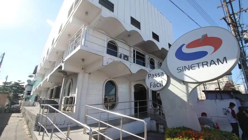 Prédio do Sinetram em Manaus, com placa e entrada 'Passa Fácil'.