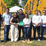 Prefeitos do Amazonas com máquinas agrícolas em evento para impulsionar o agronegócio.
