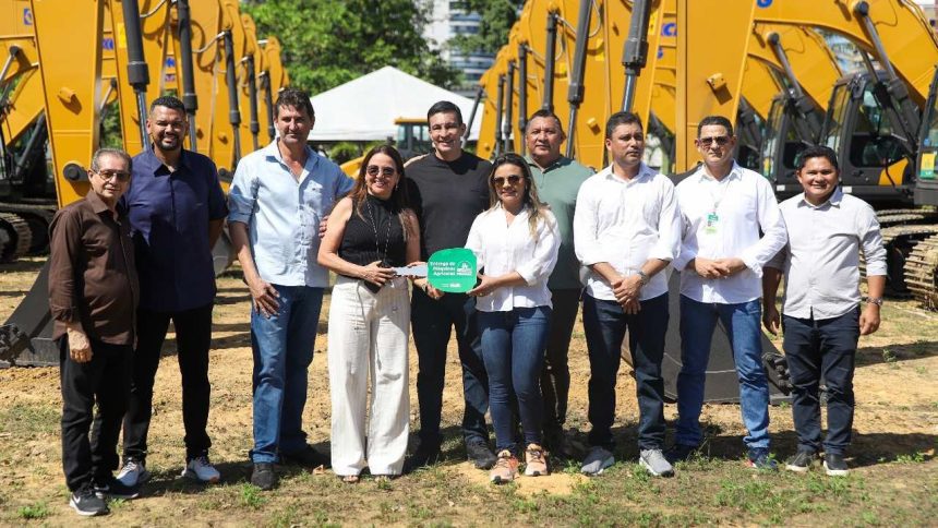 Prefeitos do Amazonas com máquinas agrícolas em evento para impulsionar o agronegócio.