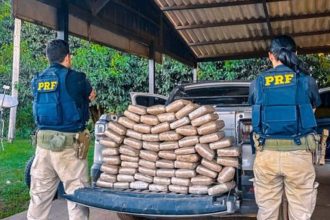 PRF apreende drogas em operação, mostrando policiais e carga de maconha.