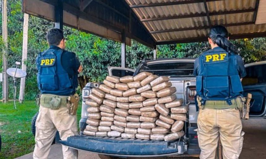 PRF apreende drogas em operação, mostrando policiais e carga de maconha.