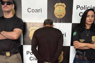 Prisão de Luan Gastão Pereira, 33 anos, em Coari, Amazonas. Policiais civis com suspeito.