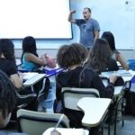 Professor em sala de aula com alunos. Processo seletivo RNC 2025.