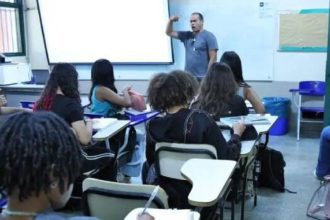Professor em sala de aula com alunos. Processo seletivo RNC 2025.