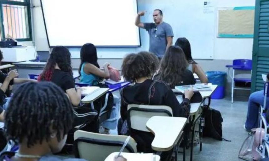 Professor em sala de aula com alunos. Processo seletivo RNC 2025.