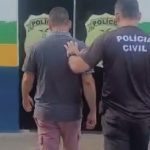 Professor preso sendo acompanhado por policial civil em Maraã, Amazonas.