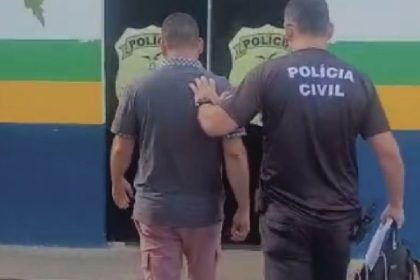 Professor preso sendo acompanhado por policial civil em Maraã, Amazonas.