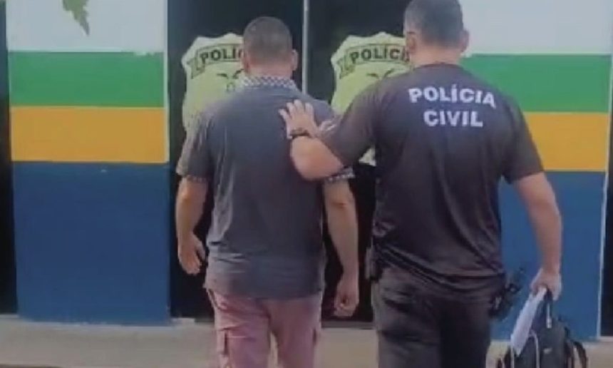 Professor preso sendo acompanhado por policial civil em Maraã, Amazonas.