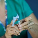 Profissional de saúde preparando vacina Pfizer Pediátrica para crianças de 5 a 11 anos