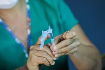 Profissional de saúde preparando vacina Pfizer Pediátrica para crianças de 5 a 11 anos