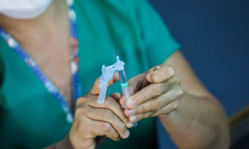 Profissional de saúde preparando vacina Pfizer Pediátrica para crianças de 5 a 11 anos