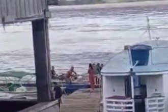 Resgate de pessoas após naufrágio de canoa no Rio Amazonas.