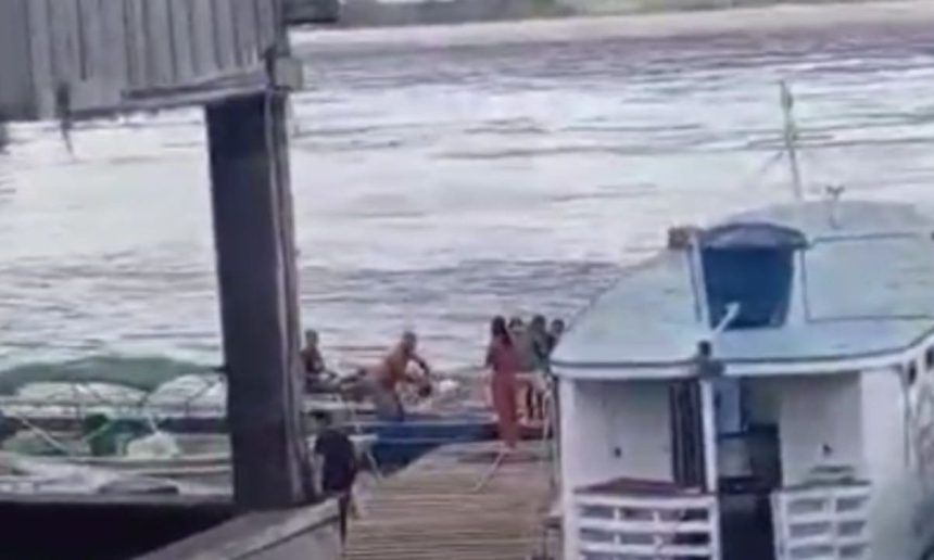 Resgate de pessoas após naufrágio de canoa no Rio Amazonas.