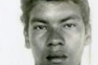 Retrato de homem em preto e branco, possivelmente falecido, em busca de identificação.